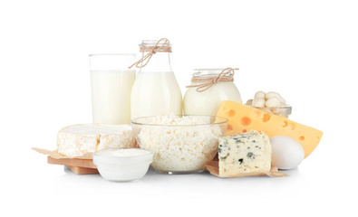 蛋白质产品: 奶酪、 奶油、 牛奶、 鸡蛋。在白色背景上